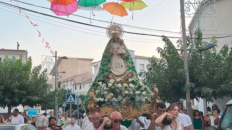 <i>El acompañamiento de la Virgen de la Cabeza recorrió el callejero engalanado de Huesa y la arropó con continuas muestras de fe mientras los visitantes disfrutaban de una experiencia única. / Álvaro Guzguti / Diario JAÉN. </i>