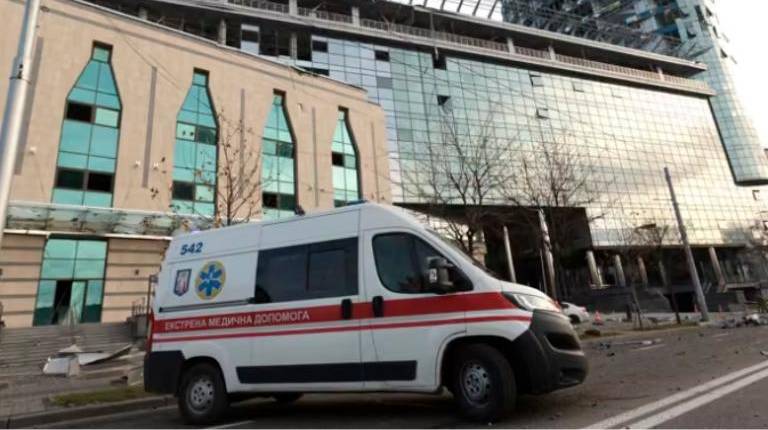 <i>Una ambulancia frente a un edificio alcanzado por un dron lanzado por el Ejército de Rusia contra la capital de Ucrania, Kiev. / Europa Press. </i>