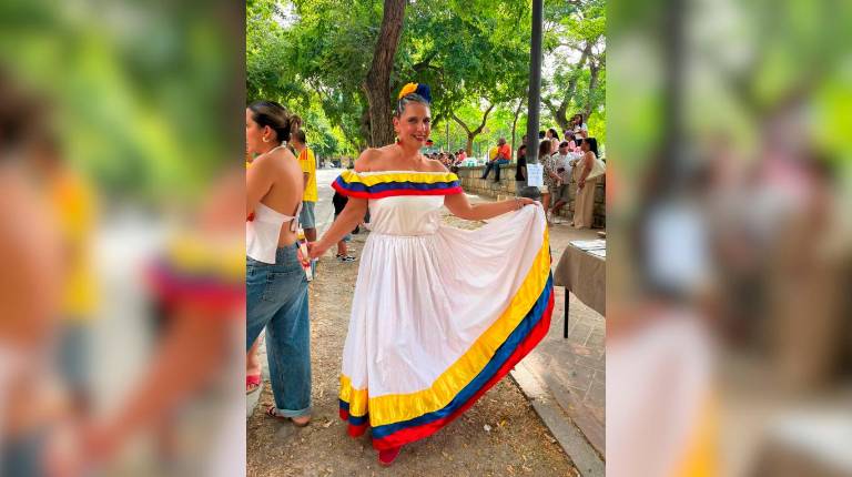 <i>Traje tradicional de colombiana para participar en una de las actuaciones del acto. / Isabel Aranda / Diario JAÉN. </i>