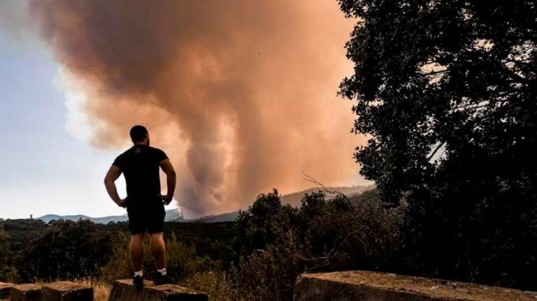 <i>Una persona observa la evolución del fuego, a 23 de julio de 2026, en San Martín de Valdeiglesias, Madrid. / Carlos Luján / Europa Press.</i>
