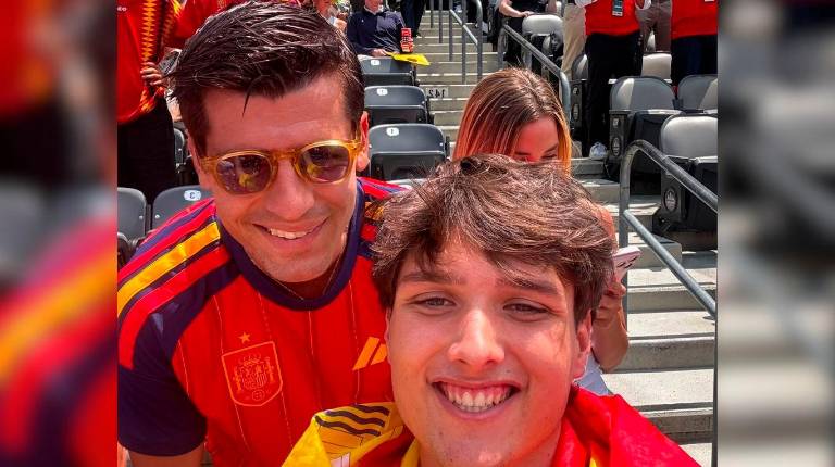 <i>Álvaro Munuera posa con el futbolista Álvaro Morata. / Cedida.</i>