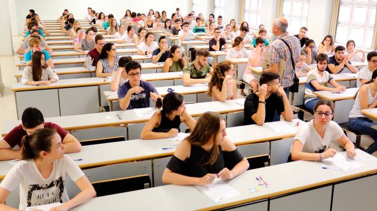 <i>Alumnos hacen la PAU en Andalucía. Archivo.</i>