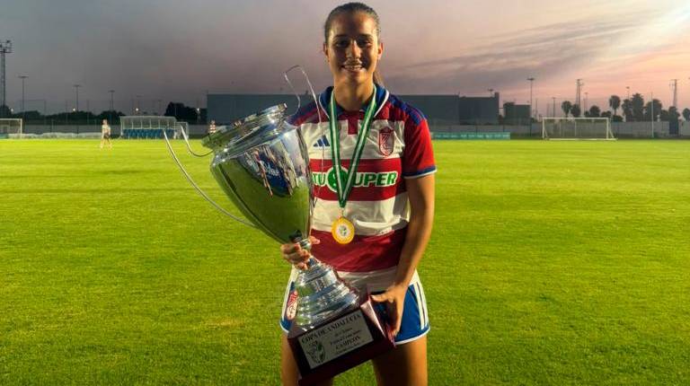 <i>Ana Martos posa con el trofeo de la Copa de Andalucía.</i>
