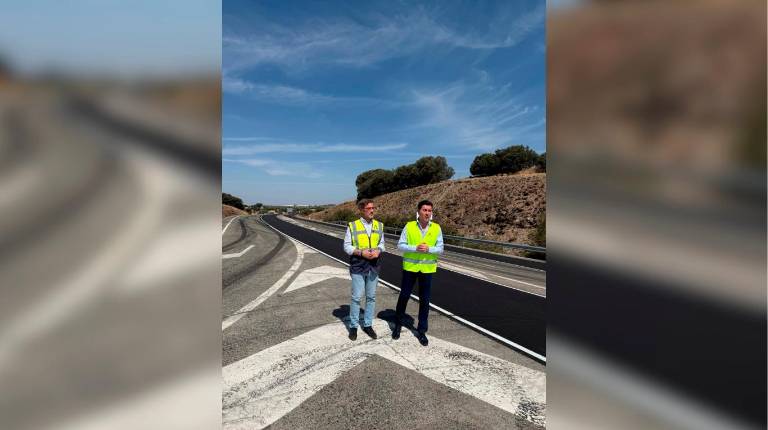 <i>El delegado territorial de Fomento, Articulación del Territorio y Vivienda de la Junta de Andalucía en Jaén, Miguel Contreras, ha visitado junto al alcalde de La Carolina, Cristóbal Pérez, las obras en la carretera A-301. / Junta de Andalucía. </i>