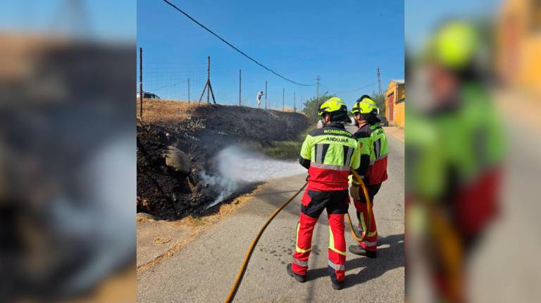 <i>Bomberos de Andújar sofocando las llamas. / Bomberos de Andújar. </i>