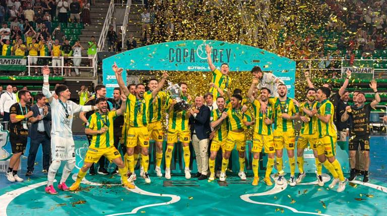 <i>El Jaén Paraíso Interior celebra el título de la Copa del Rey en Cáceres. / Gustavo López.</i>