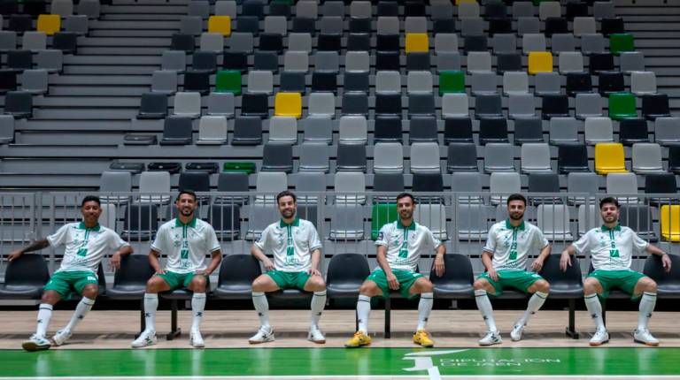 <i>Bynho, Lemine, Míchel, Eloy Rojas, César y Dani Zurdo posan con la camiseta en el Olivo Arena. / Jaén Paraíso Interior FS.</i>