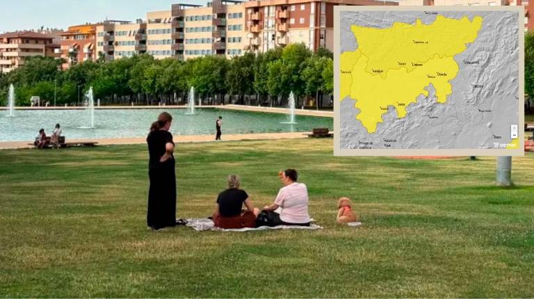 <i>El mapa de avisos meteorológicos de la Aemet y los viandantes intentan hacer frente al calor en una zona fresca. Archivo. / Juanjes García / Diario JAÉN.</i>