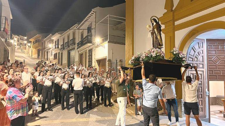 <i>Imagen de Santa Clara, a su llegada a la iglesia de Nuestra Señora de la Consolación. / Álex Gómez / Diario JAÉN. </i>