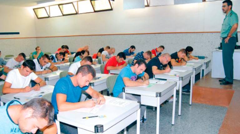 <i>Varios opositores que aspiran a la Guardia Civil. / Archivo histórico Diario JAÉN. </i>