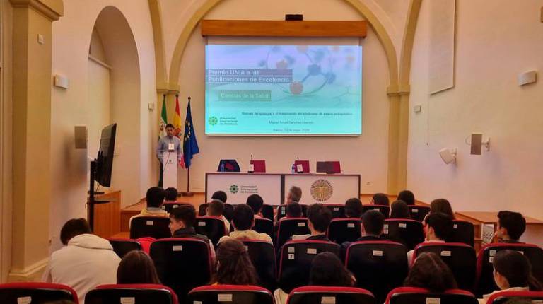 <i>Conferencia sobre nuevas terapias para el tratamiento del síndrome de ovario poliquístico. / UNIA.</i>