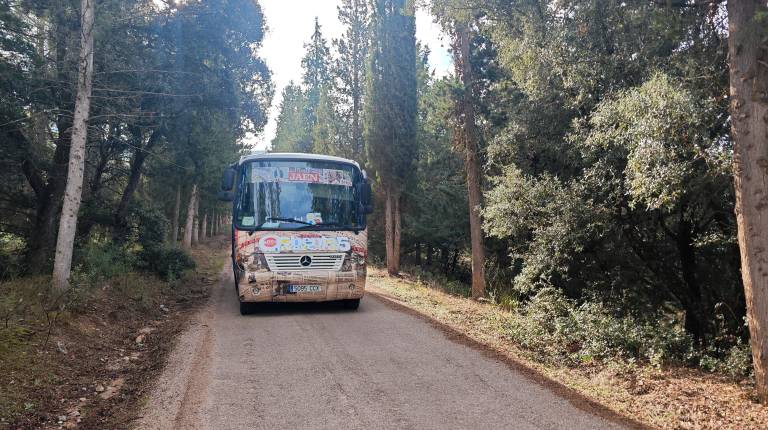 <i>El autobús del 85 Aniversario de Diario JAÉN, en La Platera.</i>