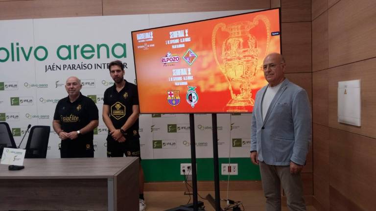 <i>Daniel Rodríguez, Alan Brandi y Germán Aguayo posan delante del cartel de los dos partidos de la Supercopa de España. / Gilberto Moreno / Diario JAÉN. </i>