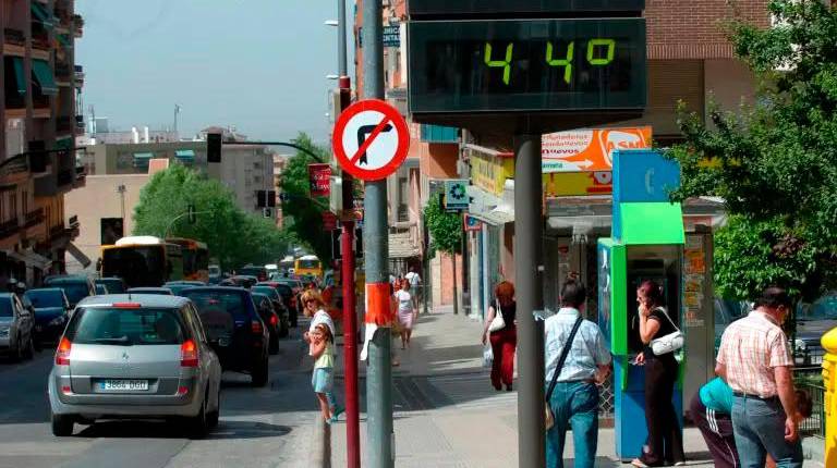 <i>Termómetro en Jaén durante un episodio de calor en 2006. / Agustín Muñoz / Archivo Diario JAÉN.</i>