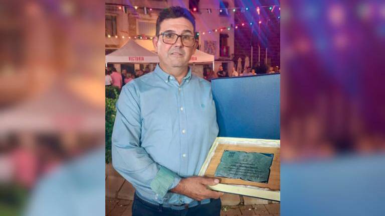 <i>José Cifuentes Marín posa con la placa conmemorativa que le entregó el Ayuntamiento. / Francisco J. Marín / Diario JAÉN.</i>