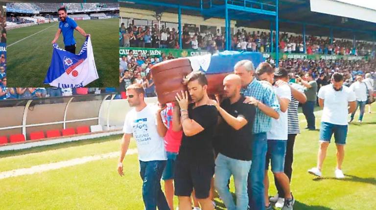 <i>Fran Carles exhibe una bandera del Linares tras ganar en Castellón. Al lado, sus compañeros portan el ataúd. / Antonio del Arco.</i>