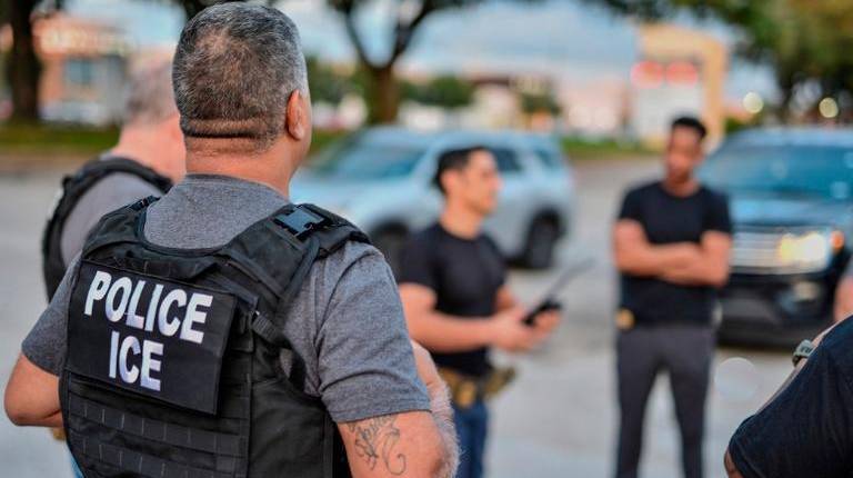 <i>Un agente del Servicio de Control de Inmigración y Aduanas (ICE) en una operación antiinmigratoria en Houston, Texas. / Europa Press. </i>