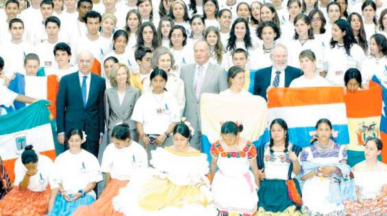 <i>Juan Carlos I, junto a autoridades y alumnado. / Archivo Histórico de Diario JAÉN.</i>