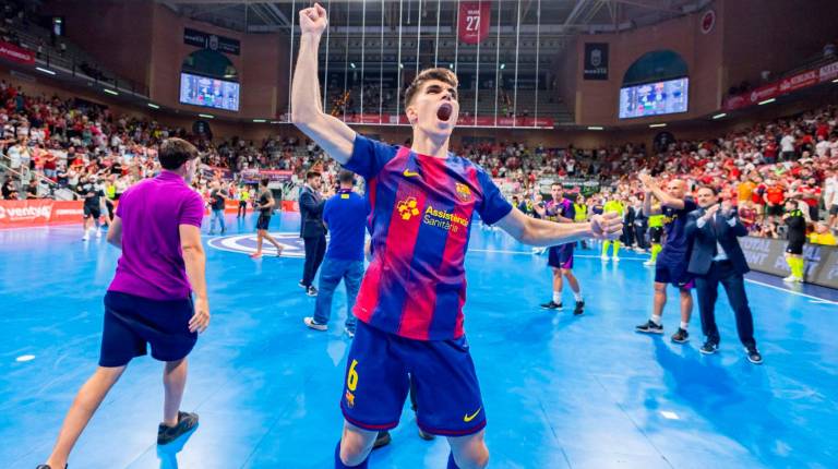 <i>Antonio Pérez celebra el título de Liga en Murcia. / RFEF.</i>