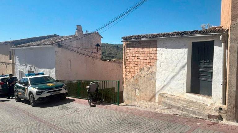 <i>Presencia de la Guardia Civil en la calle de Huelma donde se produjo el tiroteo. / Europa Press.</i>