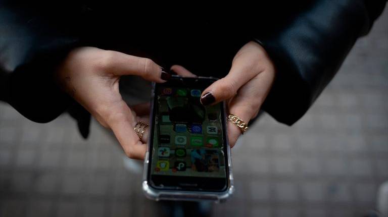 <i>Una persona usa el teléfono móvil. / Europa Press. </i>