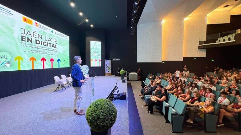 <i>El diputado de Empleo y Empresa inaugura la jornada “Jaén late en Digital”. / Diputación de Jaén.</i>