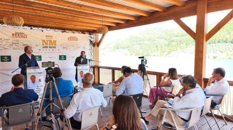 <i>El alcalde de Siles, Francisco Javier Bermúdez, y el director de Diario JAÉN, Juan Espejo, durante la ronda de preguntas de los Diálogos “Jaén Nuevo Milenio”. / Agustín Muñoz / Diario JAÉN.</i>