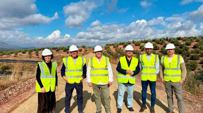 <i>Isabel Uceda, Manuel Fernández, José Alberto Rodríguez y Jaime Aguilera y los técnicos visitan las obras del proyecto. / Diputación de Jaén.</i>
