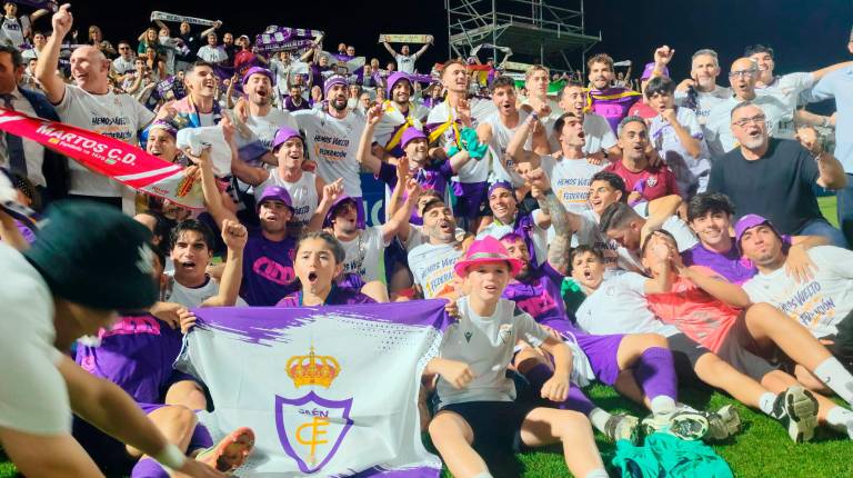 Así celebran jugadores y afición el ascenso del Real Jaén a Primera FEF en Palma de Mallorca