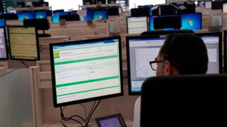 <i>Operador en la sala regional de 112 Andalucía. Archivo. / 112 Andalucía.</i>