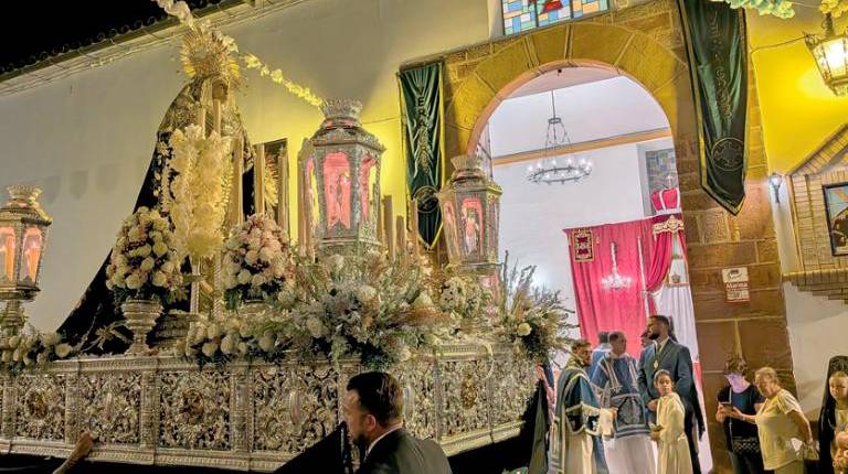 <i>Procesión de la Virgen de las Amarguras, arropada en el camino por vecinos. / Isabel de la Paz / Diario JAÉN.</i>