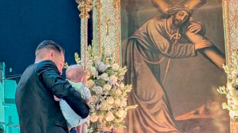 <i>Un bebé subido al trono de Nuestro Padre Jesús Nazareno. / Isabel de la Paz / Diario JAÉN. </i>