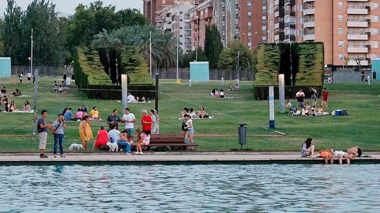 <i>Los jiennenses disfrutan de las sombras y las aguas del parque del Bulevar. Archivo. / Jason Moyano / Diario JAÉN.</i>