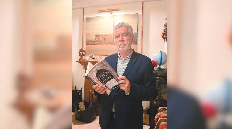 <i>José María Ruiz Povedano, con su último libro, al que dedicó su tesina al acabar la licenciatura en la Universidad de Granada. / Juan Rafael Hinojosa. / Diario JAÉN.</i>