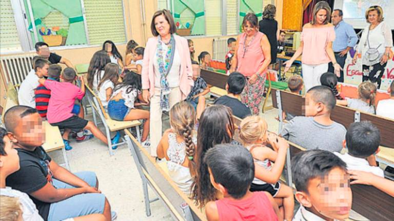 <i>Visita a las escuelas de verano. / Archivo histórico Diario JAÉN. </i>
