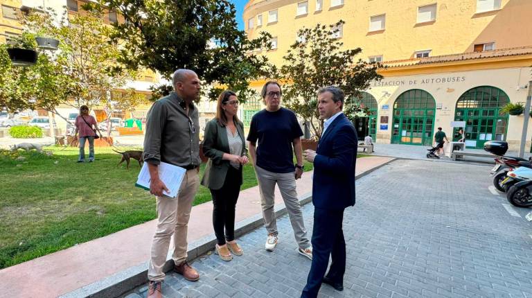 <i>José María Cano, África Colomo, José Manuel Higueras y Julio Millán, en la visita a la estación de autobuses. / Ayuntamiento de Jaén. </i>