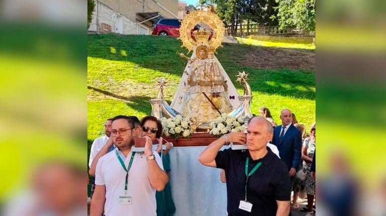 <i>Sanitarios del Hospital llevando a hombros el trono de la Virgen de la Capilla. </i>