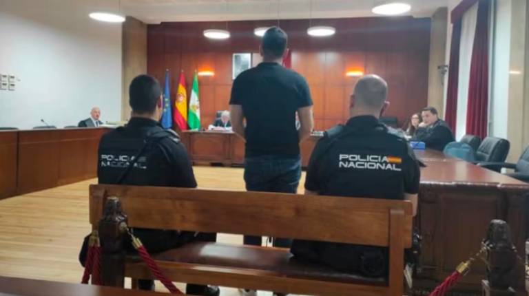 <i>El acusado prestando declaración durante el juicio celebrado en la Audiencia de Jaén. / Europa Press. </i>