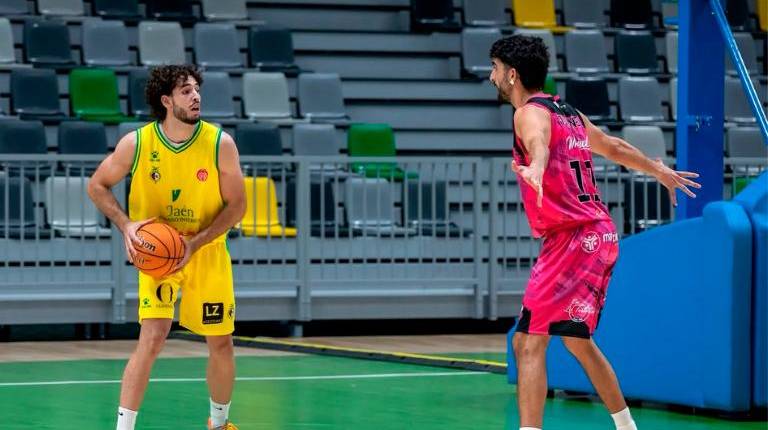 <i>Pablo Ávalo sujeta el balón en un partido en el Olivo Arena. / Jaén FS.</i>
