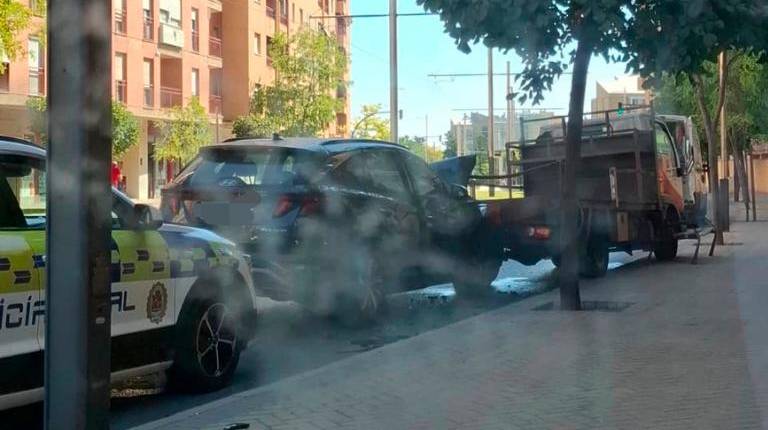 <i>Accidente entre un turismo y un camión de bombonas estacionado. </i>