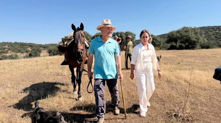 <i>Catalina García, junto a uno de los pastores trashumantes de Los Carlillos. / Junta de Andalucía.</i>
