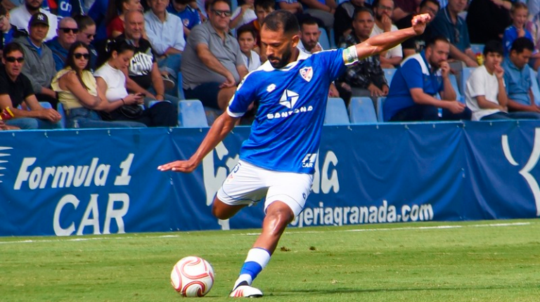 <i>João Paulo se dispone a golpear el balón durante un lance del encuentro disputado ante la afición en la grada. / Linares Deportivo. </i>