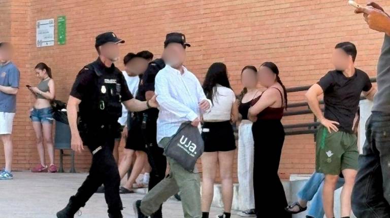 <i>La Policía Nacional saca el hombre identificado de la biblioteca de la UJA.</i>