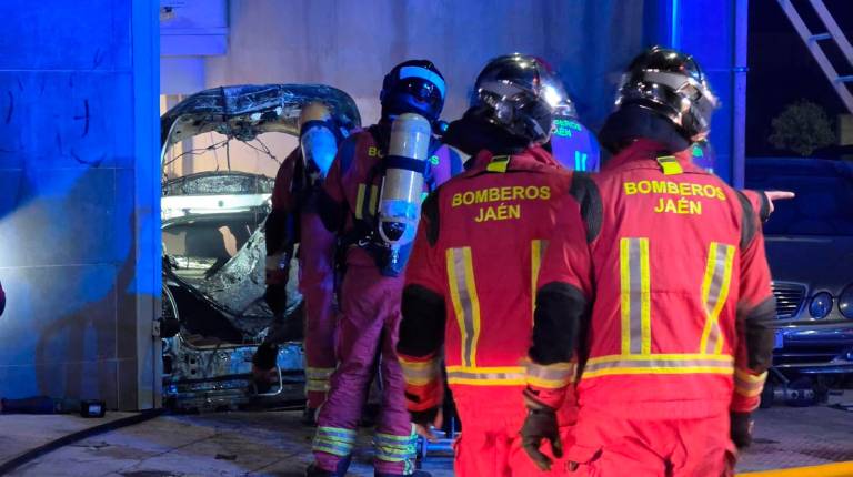 <i>Bomberos de Jaén combatiendo el incendio. / Ayuntamiento de Jaén. </i>