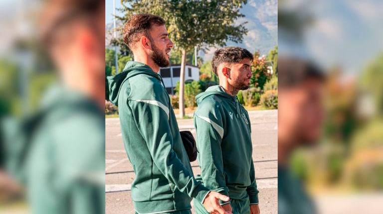 <i>Peque Polo y Óscar Lozano, antes de empezar el viaje de un partido que no se jugará hoy. / Real Jaén.</i>