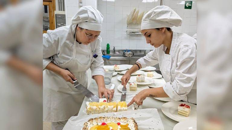 <i>Alumnas de la Escuela de Hostelería Hacienda La Laguna. / Junta de Andalucía.</i>