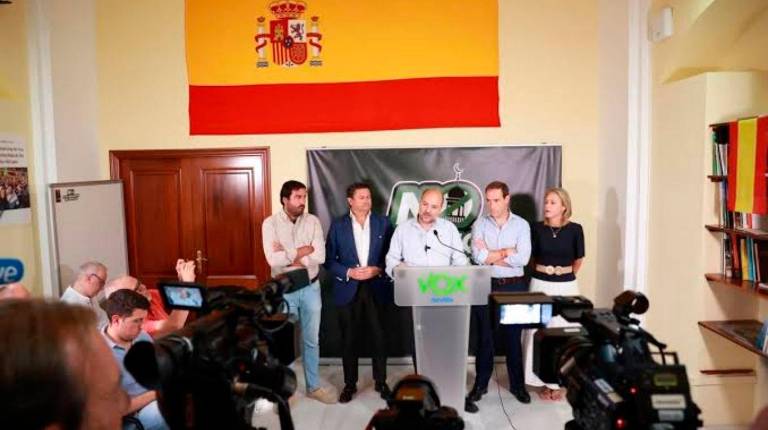<i>Navarro, Galisteo, García de Polavieja, Cortés y Peláez atienden a los medios en relación con la licencia otorgada a Fundación Mezquita de Sevilla para un centro islámico en el Polígono Sur. / Rocío Ruiz / Europa Press.</i>