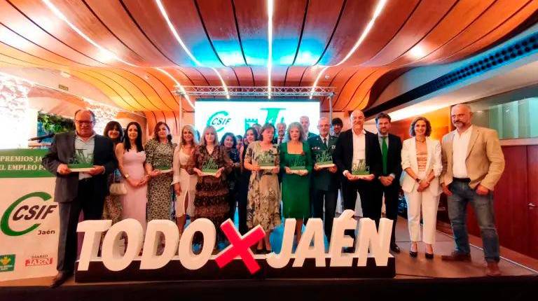 <i>Foto de familia de todos los premiados y organizadores de la gala de los II Premios “Jaén por el Empleo Público”. / F. Gaitán / Diario JAÉN.</i>