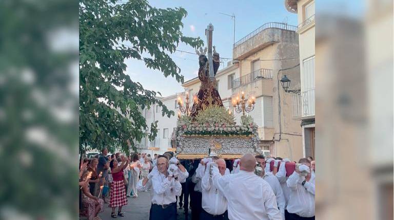 <i>La imagen de Nuestro Padre Jesús Nazareno sale de su ermita rodeado del calor y el respeto de su pueblo. / Ana Lechuga / Diario JAÉN. </i>