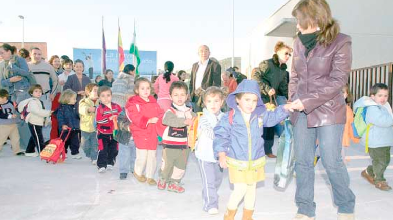 <i>Niños y niñas acudieron ayer puntuales a su primera cita con las aulas del nuevo colegio público Cándido Nogales. / Archivo histórico Diario JAÉN. </i>